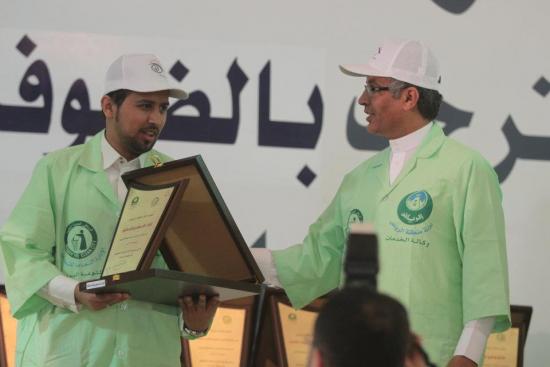 نواف العقلا أثناء توزيع الهدايا على الأطفال المرضى